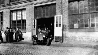 Volvo ÖV4 pred bránou továrne v Lundby, Göteborg, apríl 1927.