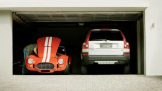 Oranžové T6 a strieborné XC90 zaparkované v garáži.