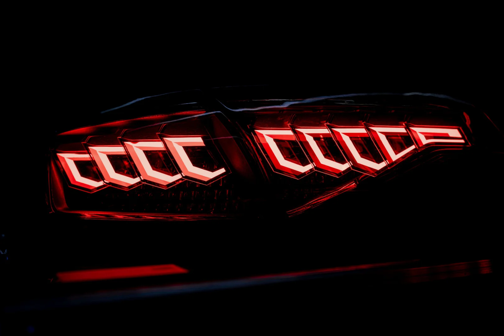 Audi Q9 prináša svetovú premiéru: zakrivený digitálny panel OLED v sériovom aute