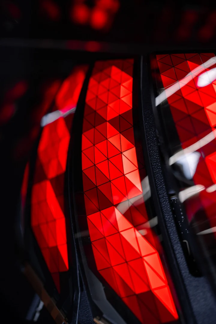 Audi Q9 prináša svetovú premiéru: zakrivený digitálny panel OLED v sériovom aute