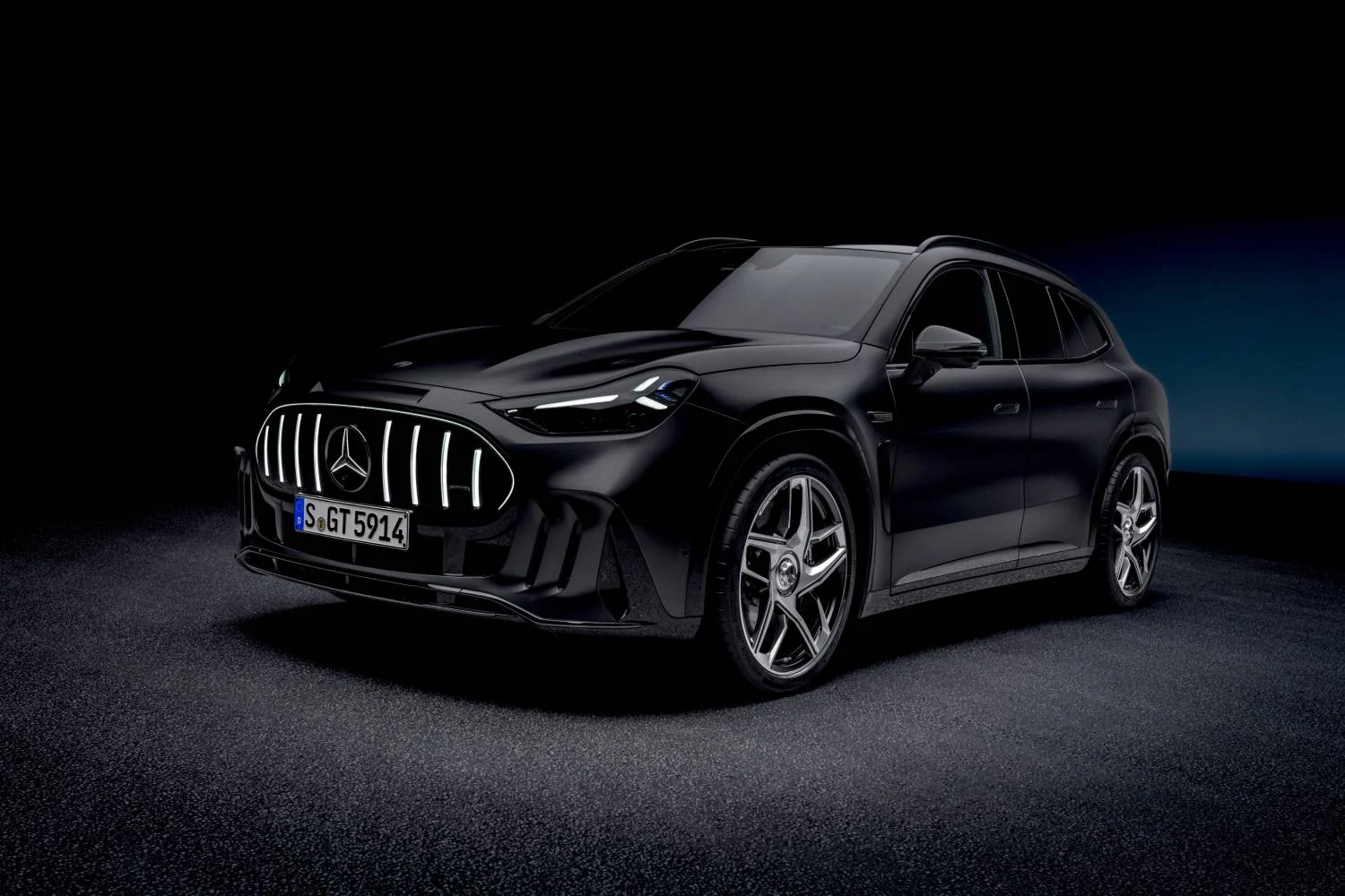 Mercedes-AMG predstavuje nový GT SUV ako druhý model na architektúre AMG.EA. Ponúkne tri verzie, až 860 kW, dojazd až 700 kilometrov podľa WLTP a nabíjanie s výkonom do 710 kW.