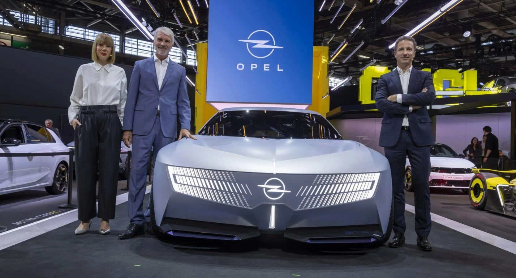 Opel v Paríži ukázal koncept STX a pretekársky GSE 27FE pre Formula E