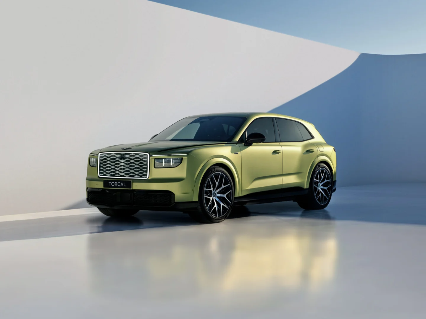 Bentley predstavil Torcal ako svoj štvrtý modelový rad a zároveň prvý model s čisto elektrickým pohonom. Novinka prichádza vo verziách Core a S, ponúka výkon až 888 koní, dojazd do 600 km a viaceré nové prvky v podvozku, interiéri aj výbave.