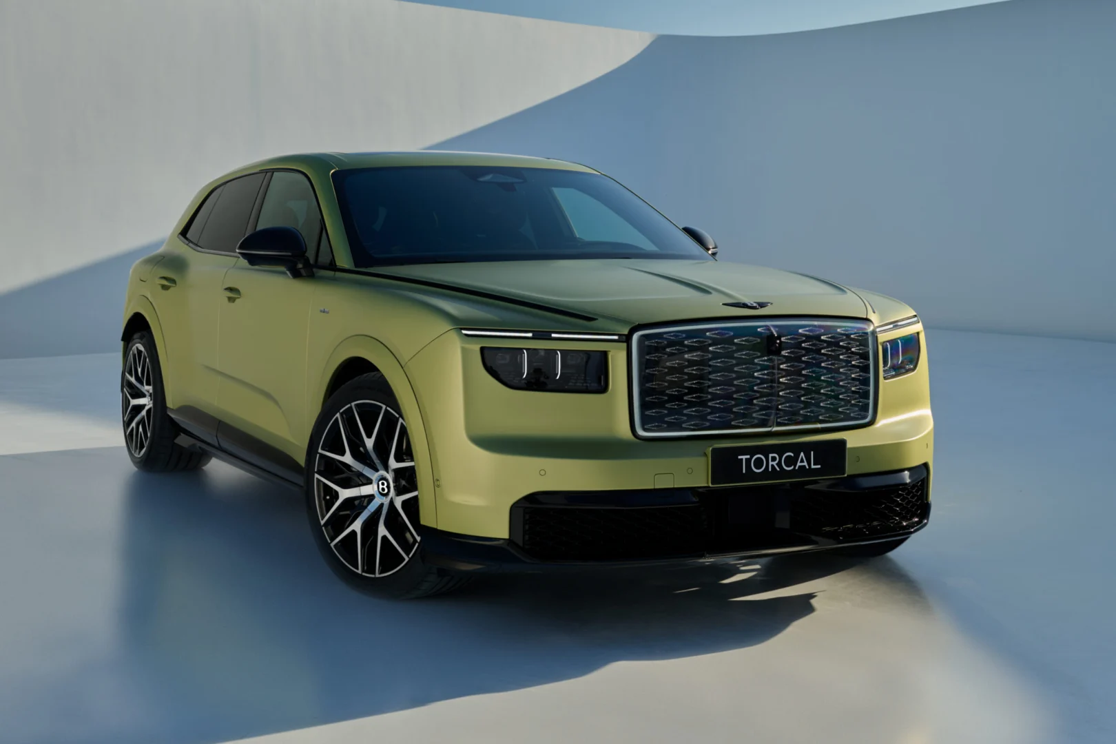 Bentley predstavil Torcal ako svoj štvrtý modelový rad a zároveň prvý model s čisto elektrickým pohonom. Novinka prichádza vo verziách Core a S, ponúka výkon až 888 koní, dojazd do 600 km a viaceré nové prvky v podvozku, interiéri aj výbave.