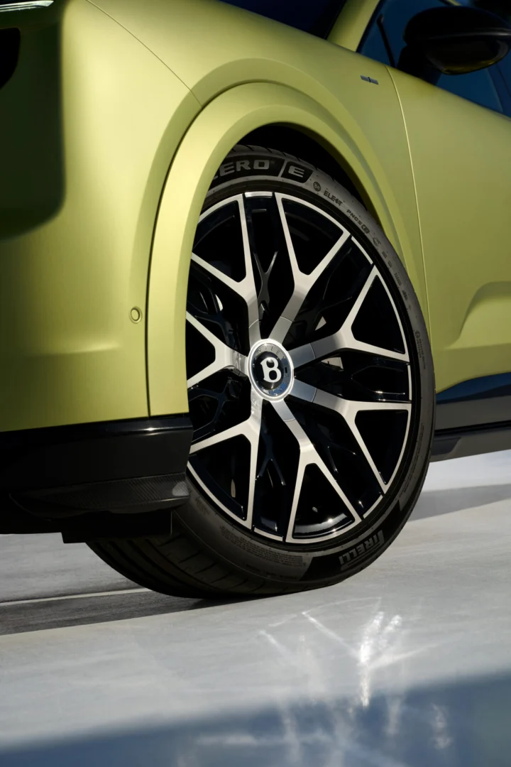 Bentley predstavil Torcal ako svoj štvrtý modelový rad a zároveň prvý model s čisto elektrickým pohonom. Novinka prichádza vo verziách Core a S, ponúka výkon až 888 koní, dojazd do 600 km a viaceré nové prvky v podvozku, interiéri aj výbave.