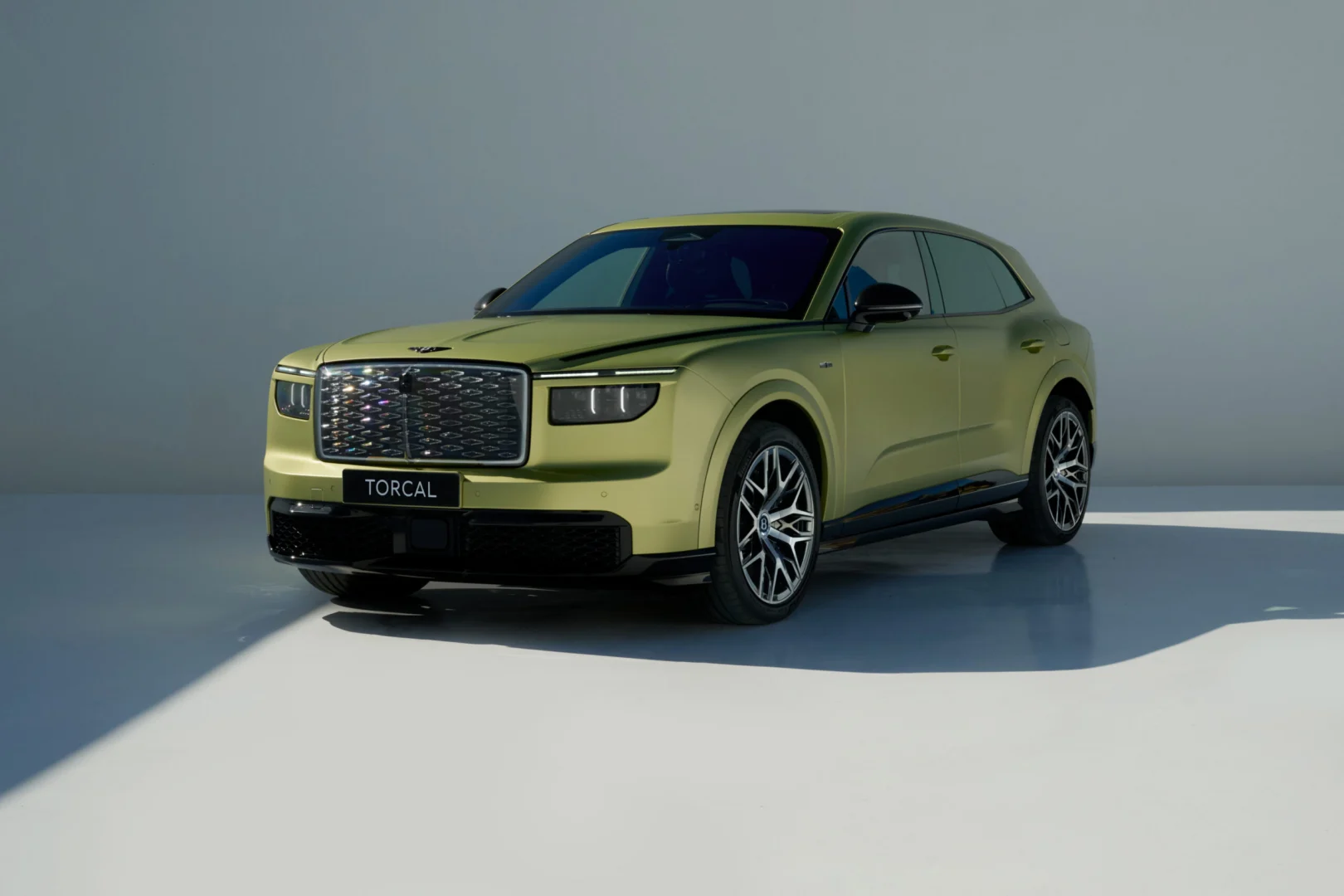 Bentley predstavil Torcal ako svoj štvrtý modelový rad a zároveň prvý model s čisto elektrickým pohonom. Novinka prichádza vo verziách Core a S, ponúka výkon až 888 koní, dojazd do 600 km a viaceré nové prvky v podvozku, interiéri aj výbave.
