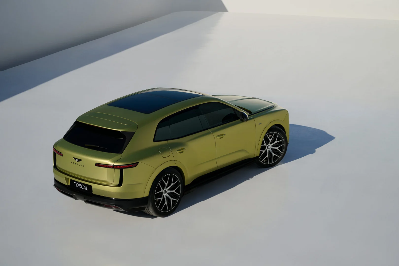 Bentley predstavil Torcal ako svoj štvrtý modelový rad a zároveň prvý model s čisto elektrickým pohonom. Novinka prichádza vo verziách Core a S, ponúka výkon až 888 koní, dojazd do 600 km a viaceré nové prvky v podvozku, interiéri aj výbave.