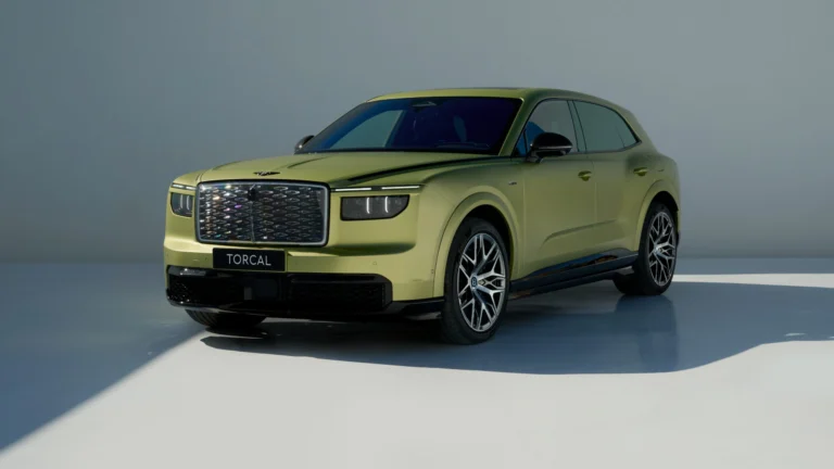Bentley predstavil Torcal ako svoj štvrtý modelový rad a zároveň prvý model s čisto elektrickým pohonom. Novinka prichádza vo verziách Core a S, ponúka výkon až 888 koní, dojazd do 600 km a viaceré nové prvky v podvozku, interiéri aj výbave.