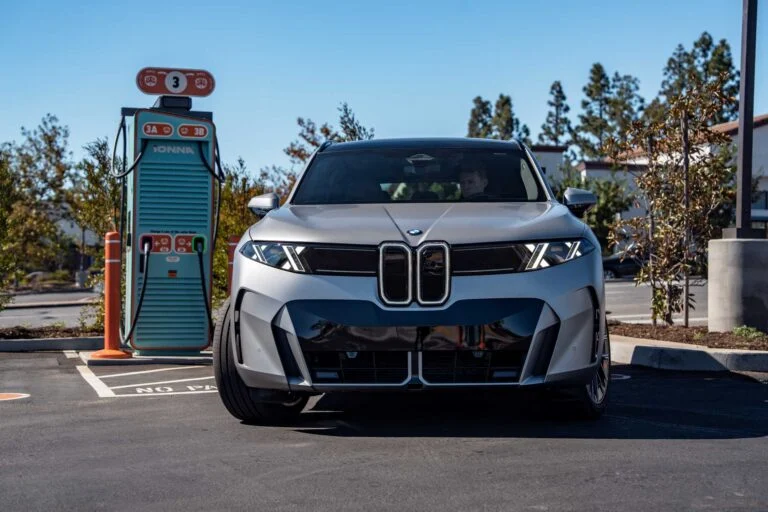 BMW iX5 60 xDrive ukazuje nabíjanie výkonom až 460 kW