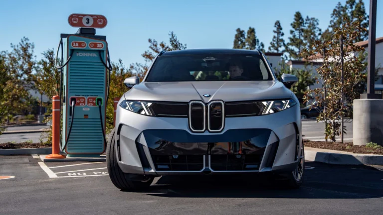 BMW iX5 60 xDrive ukazuje nabíjanie výkonom až 460 kW