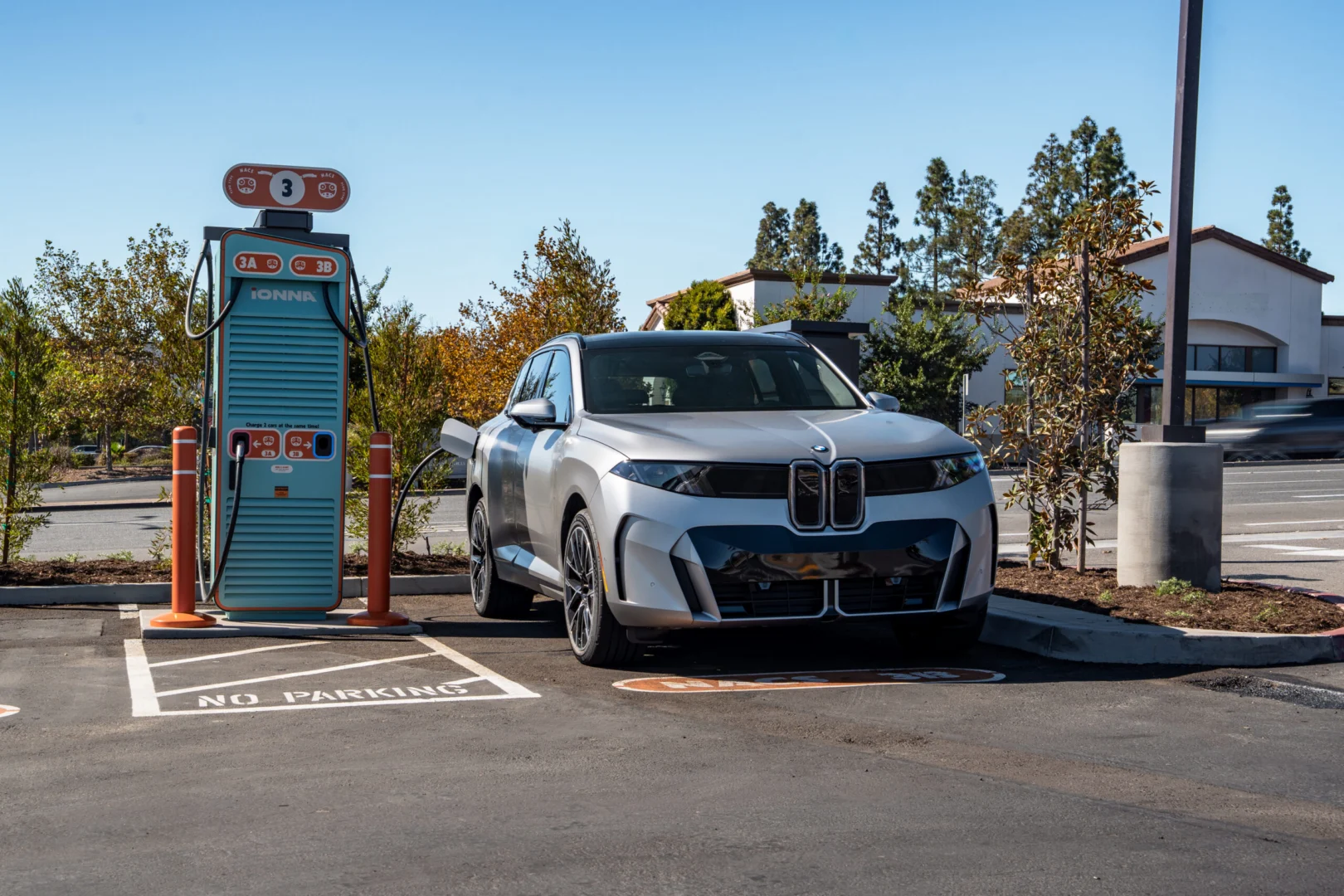 BMW iX5 60 xDrive ukazuje nabíjanie výkonom až 460 kW