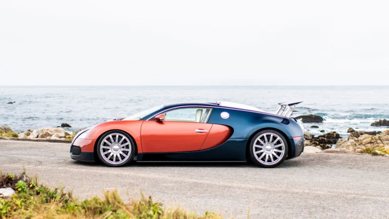 Program La Maison Pur Sang pokračuje projektom Veyron 20 Years, ktorý spája renováciu, certifikáciu a individuálne úpravy pre majiteľov vozidiel Bugatti. Špeciálne upravený Veyron dostal nové farby, iné disky, úpravy v interiéri aj detail spracovania na stredovej konzole.