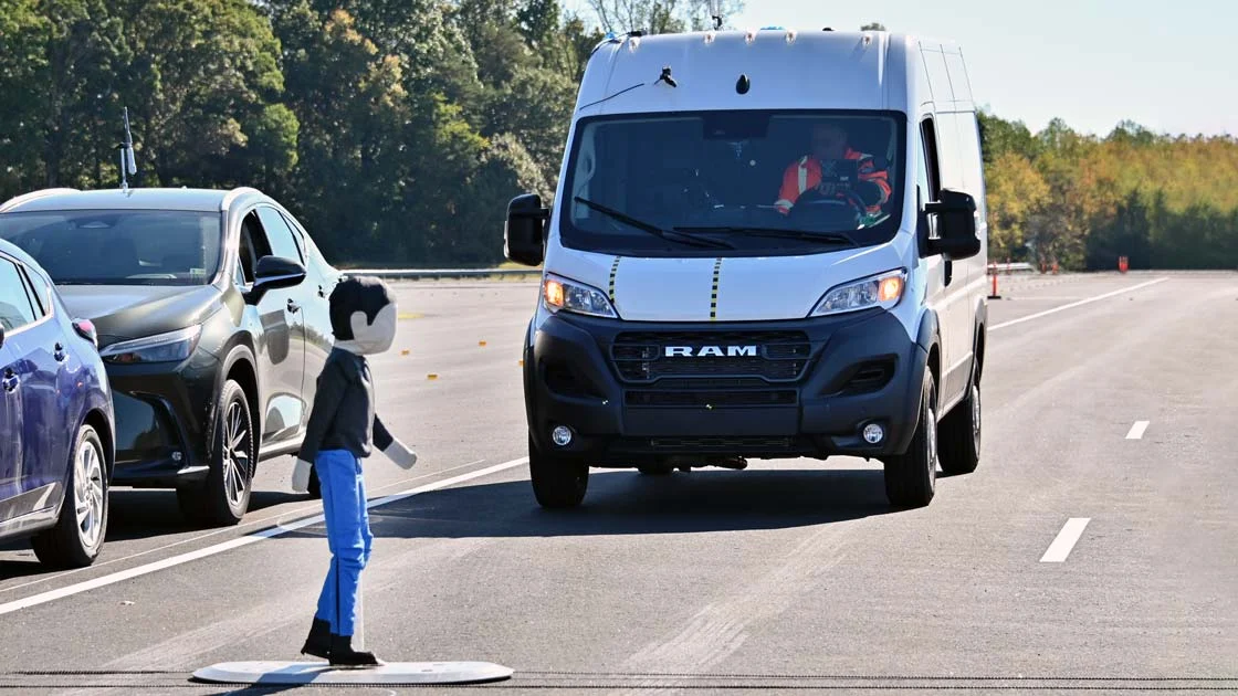 IIHS: Dodávky a pracovné pickupy zaostávajú v testoch predchádzania čelným zrážkam