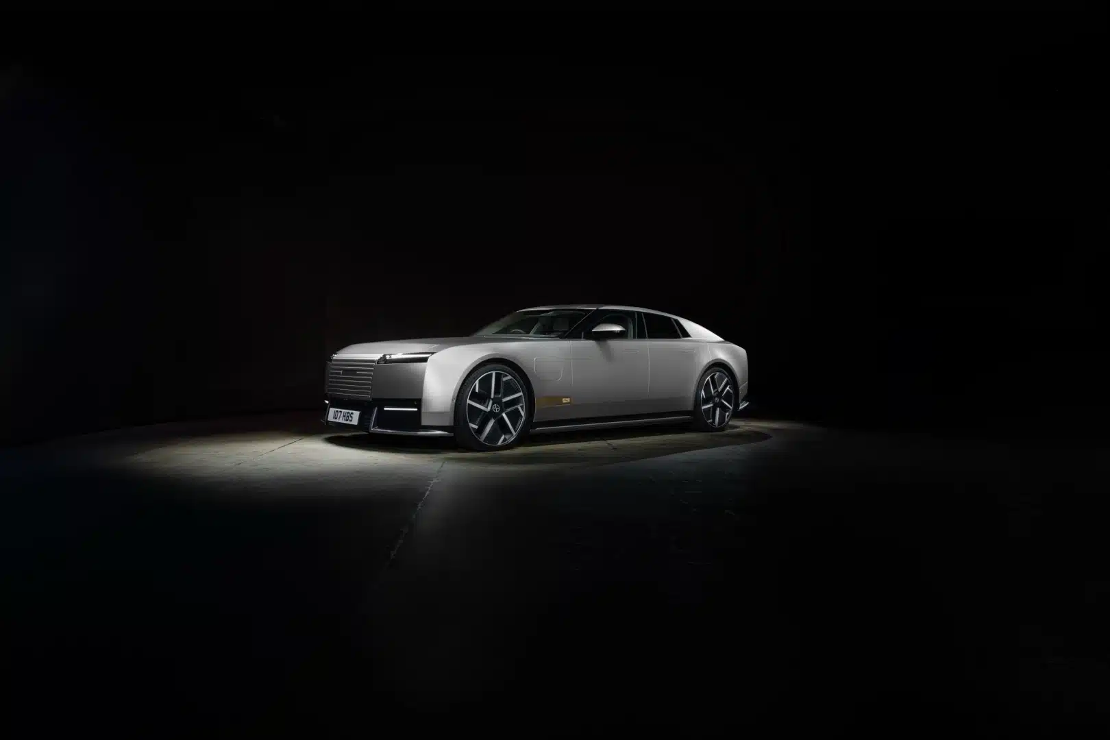 Jaguar Type 01 mal svetovú premiéru v New Yorku. Odhaľuje novú éru: elektrické GT s výkonom až 1 030 koní