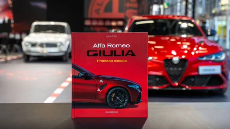 Kniha o Alfe Romeo Giulia debutovala v Bologni 2026 a pripomína športové sedany značky