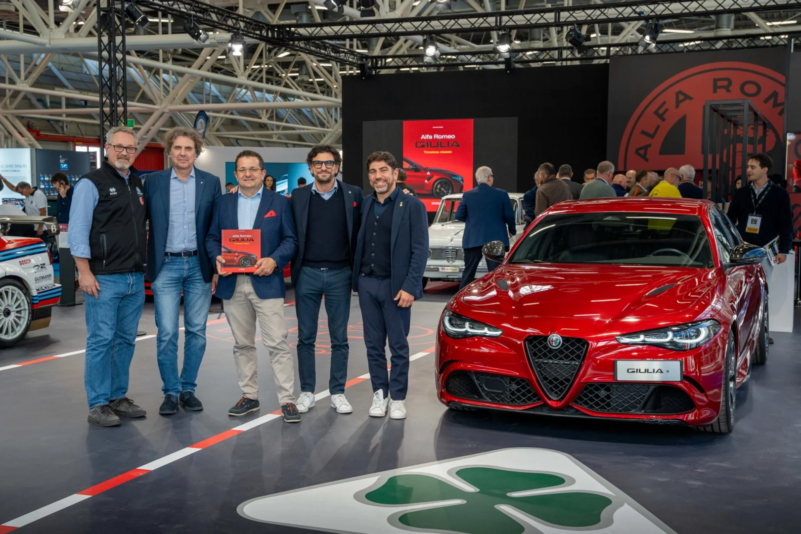 Kniha o Alfe Romeo Giulia debutovala v Bologni 2026 a pripomína športové sedany značky