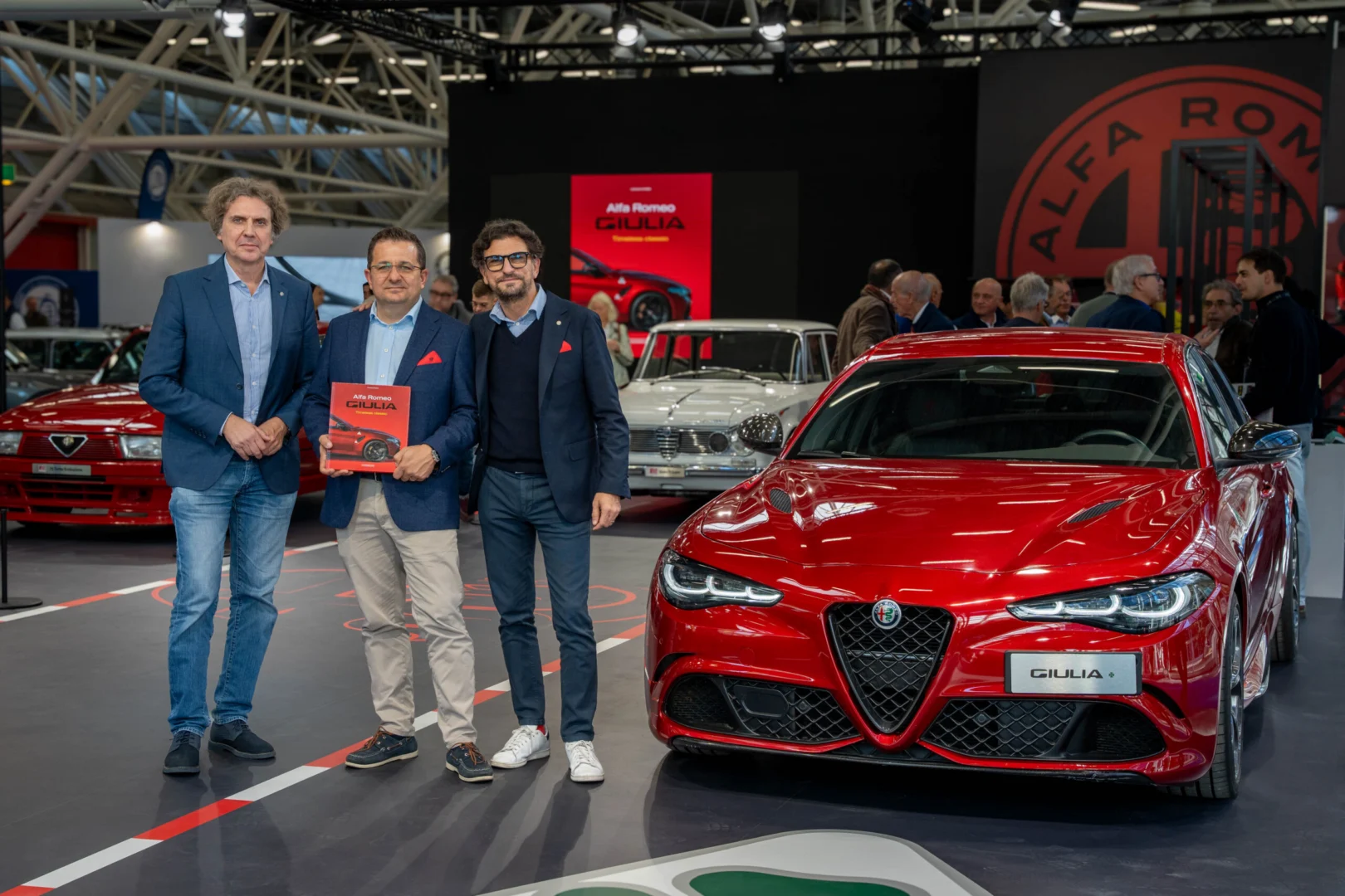 Kniha o Alfe Romeo Giulia debutovala v Bologni 2026 a pripomína športové sedany značky