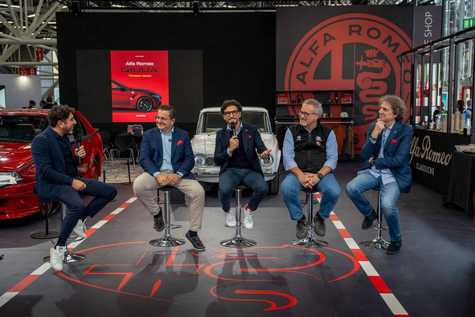 Kniha o Alfe Romeo Giulia debutovala v Bologni 2026 a pripomína športové sedany značky