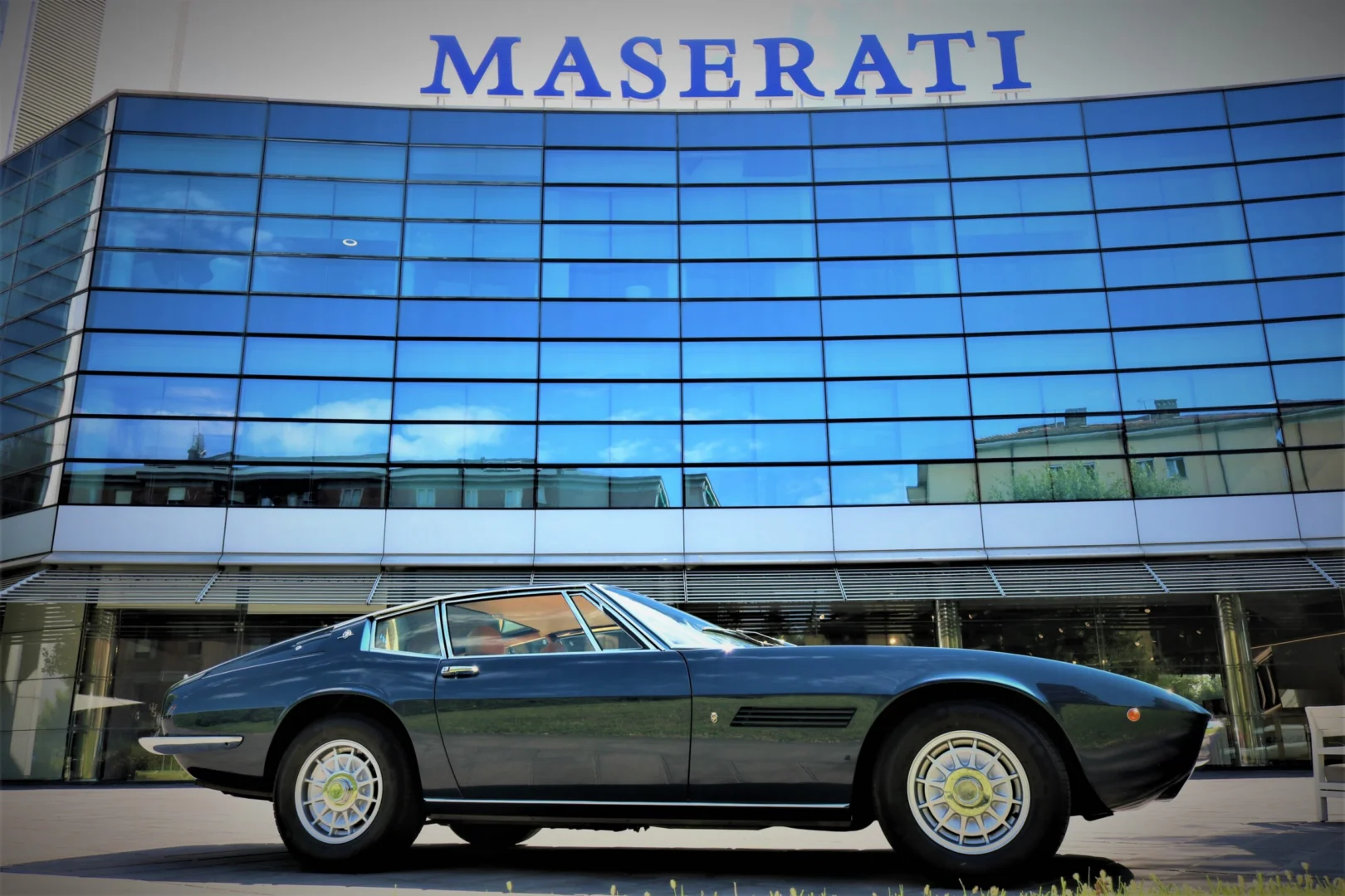 Maserati v Bologni ukáže Ghibli SS Coupé a GranTurismo Trofeo pri oslave 100 rokov emblému Trojzubca