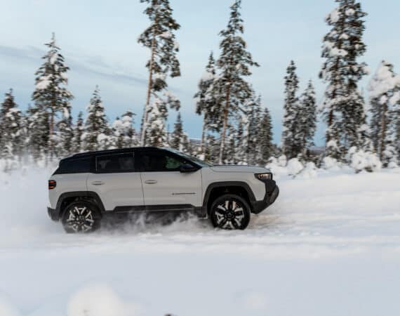 Jeep Compass 4xe: športový režim a 375 koní v zime na severe Švédska