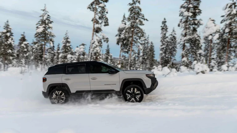 Jeep Compass 4xe: športový režim a 375 koní v zime na severe Švédska 2 Jeep Compass 4xe: športový režim a 375 koní v zime na severe Švédska