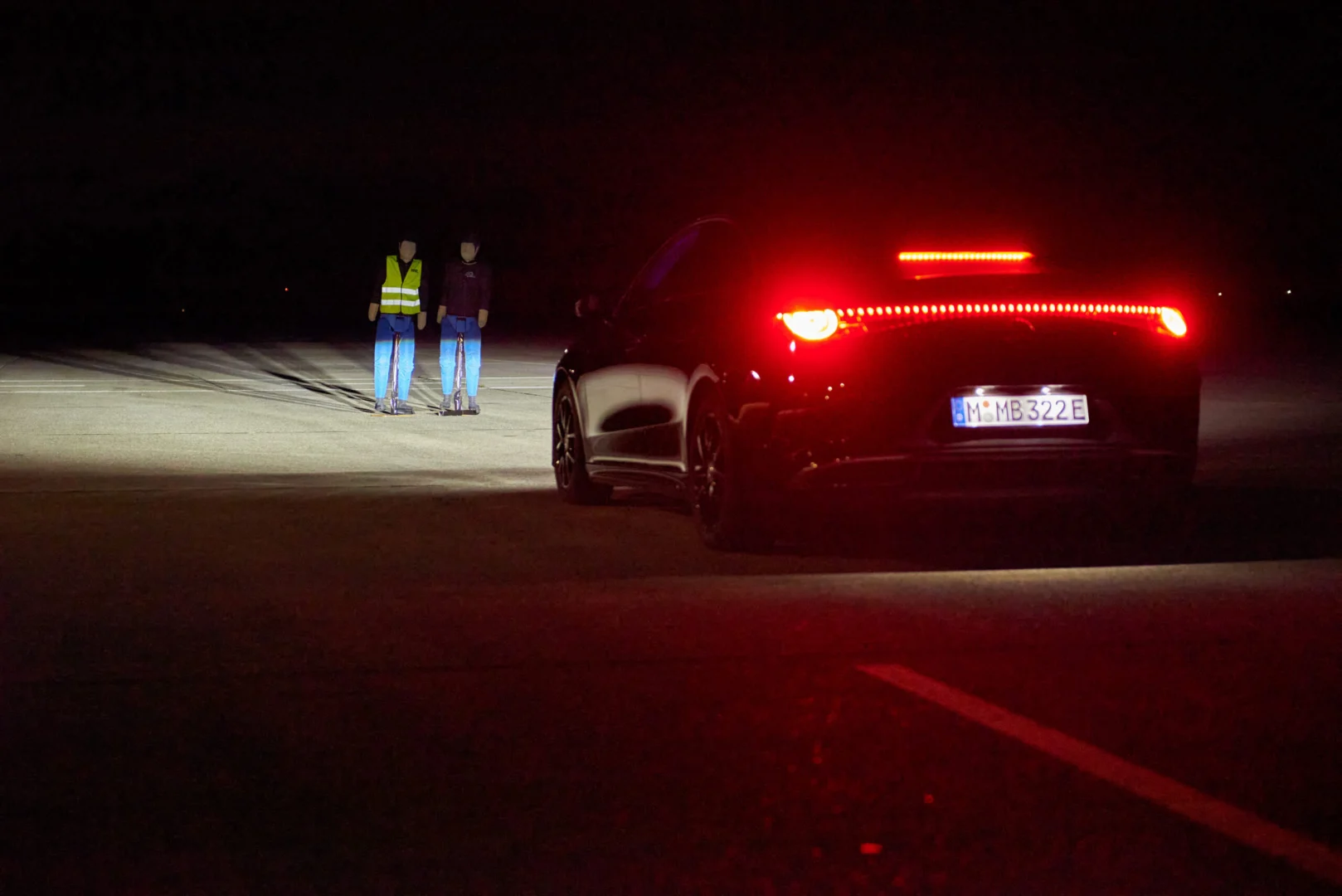 Asistenčné systémy v šiestich autách zlyhali pri reflexnom oblečení detí aj pracovníkov