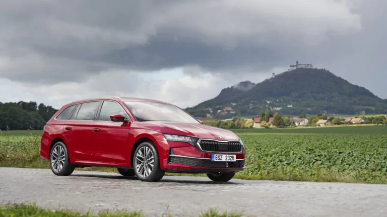 Škoda Octavia dostáva full hybrid: dve verzie, dve karosérie a dojazd na elektrinu na krátke vzdialenosti